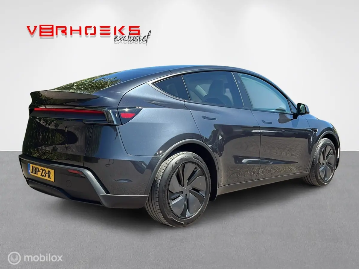 Premium RWD I Stealth Grey I 8000km!! I BTW!!