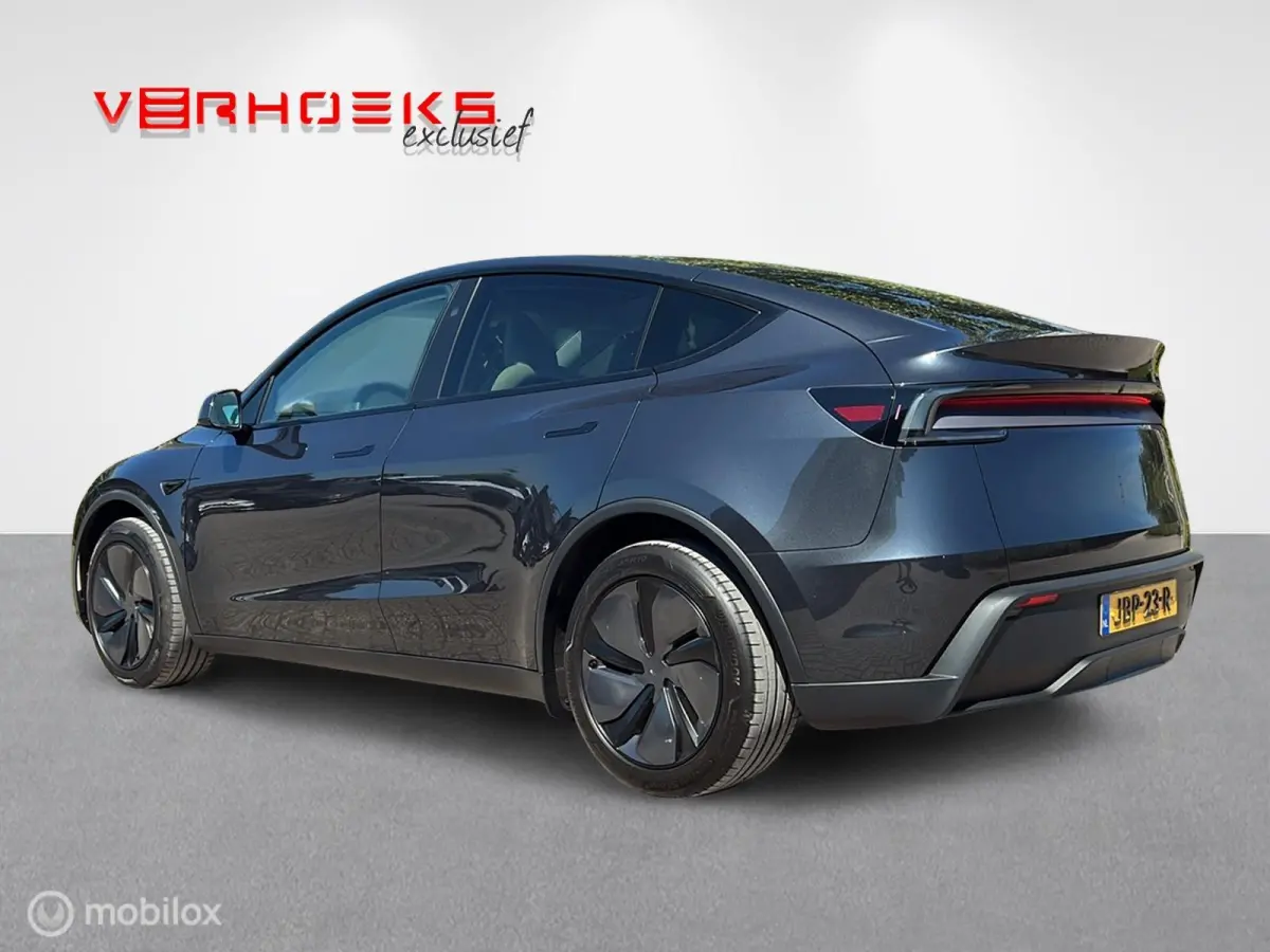 Premium RWD I Stealth Grey I 8000km!! I BTW!!