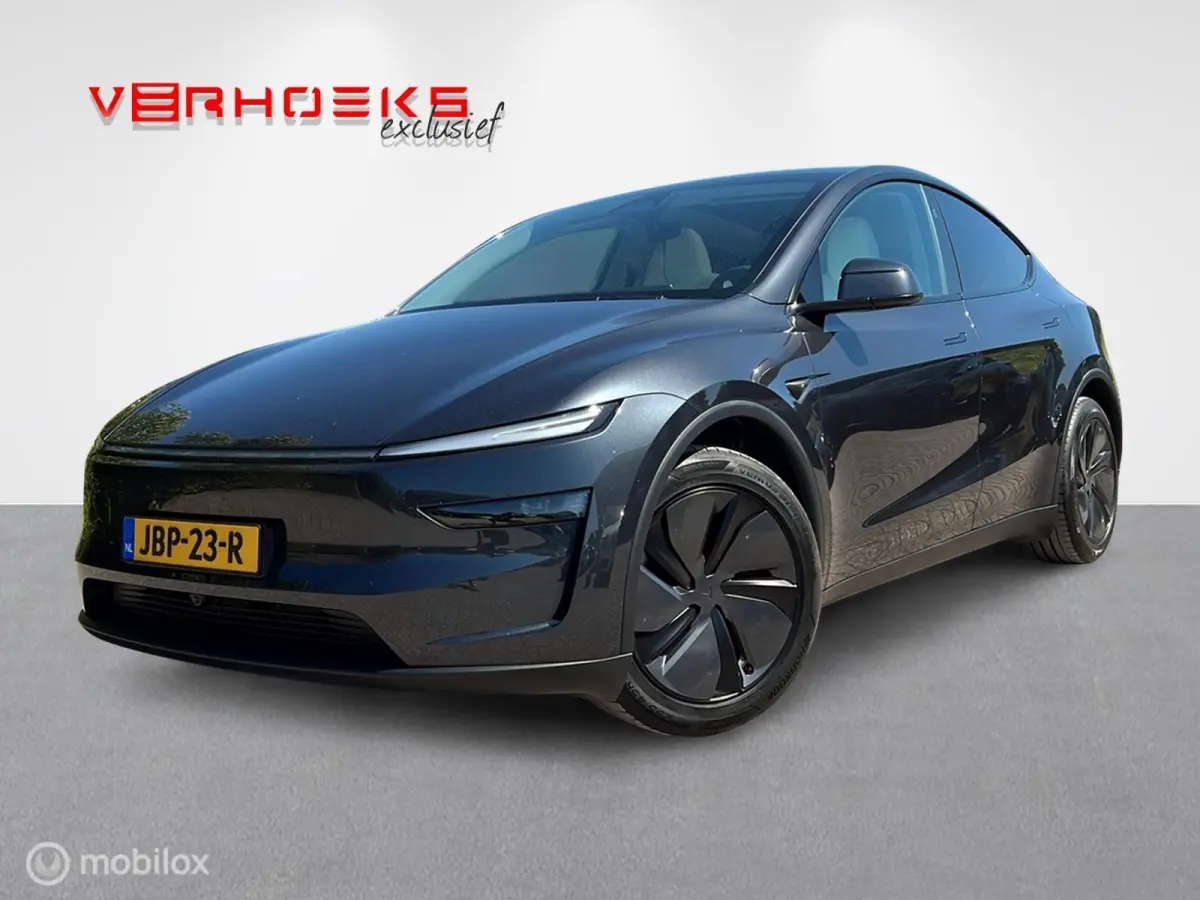 Premium RWD I Stealth Grey I 8000km!! I BTW!!