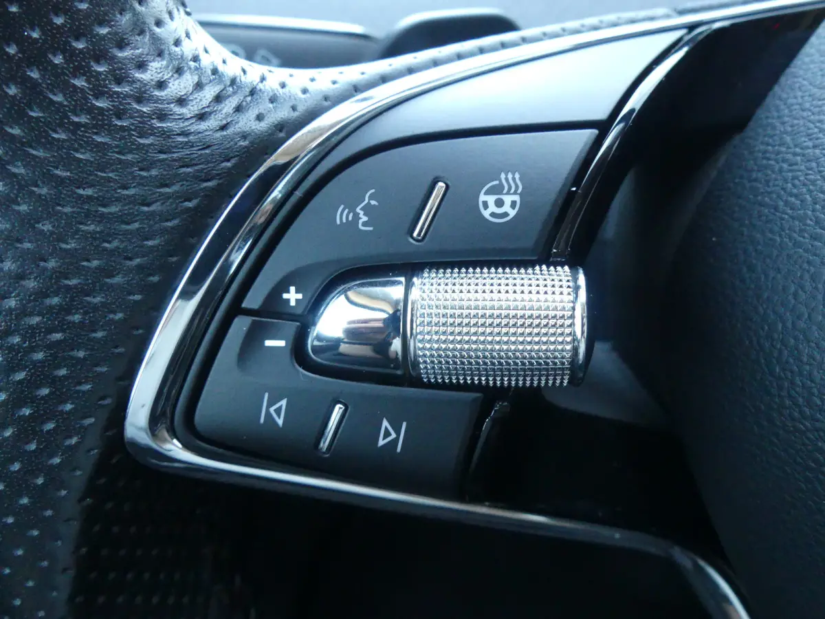 60 | SOH 91% | ADAPTIVE CRUISE | DODEHOEKDETECTIE | CAMERA | PARKEERSENSOREN V+A | STUURVERWARMING | APPLE CARPLAY / ANDROID AUTO | NAVI | LMV 20" |