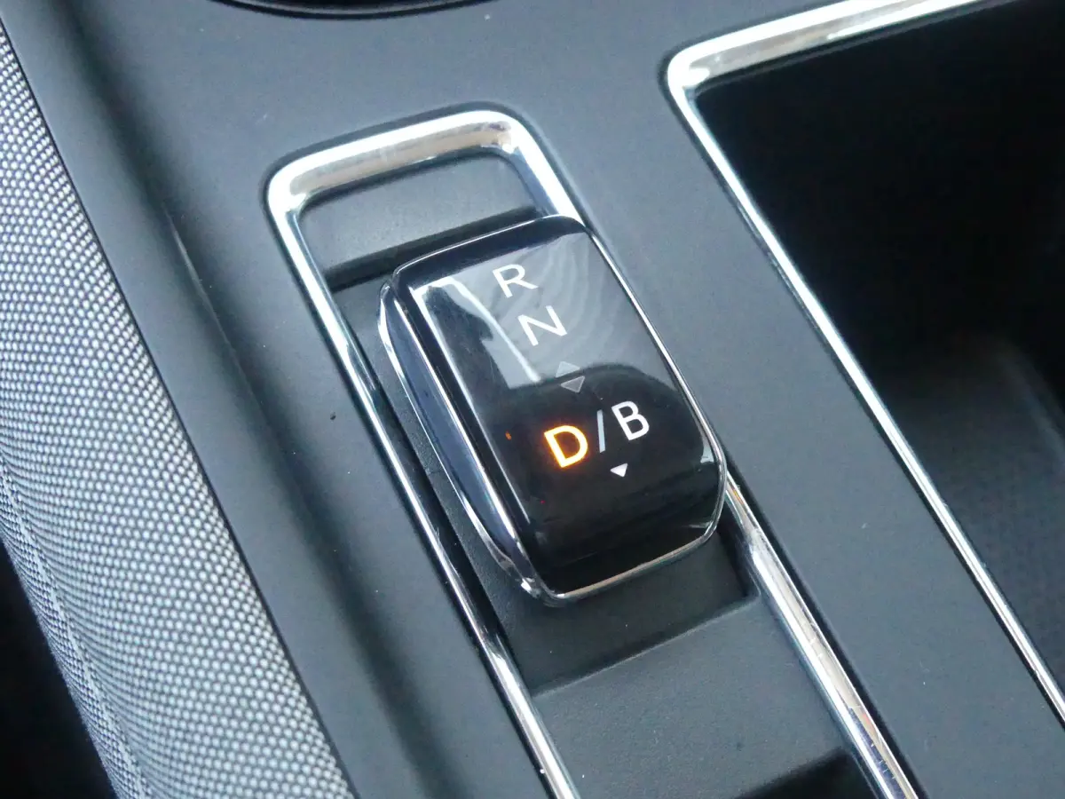 60 | SOH 91% | ADAPTIVE CRUISE | DODEHOEKDETECTIE | CAMERA | PARKEERSENSOREN V+A | STUURVERWARMING | APPLE CARPLAY / ANDROID AUTO | NAVI | LMV 20" |