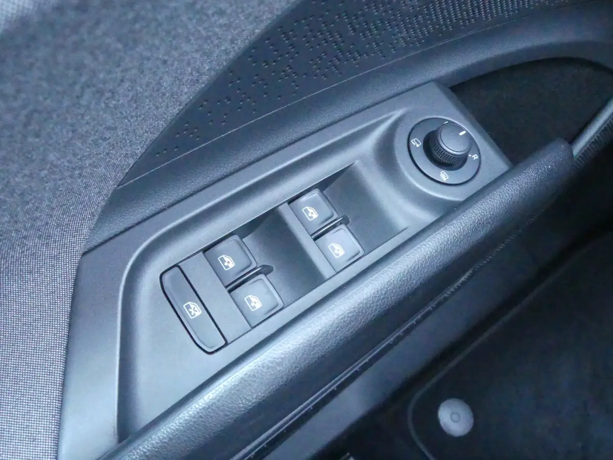 60 | SOH 91% | ADAPTIVE CRUISE | DODEHOEKDETECTIE | CAMERA | PARKEERSENSOREN V+A | STUURVERWARMING | APPLE CARPLAY / ANDROID AUTO | NAVI | LMV 20" |
