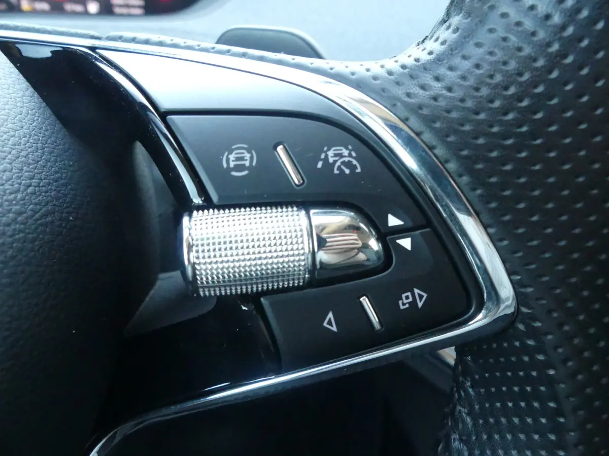 60 | SOH 91% | ADAPTIVE CRUISE | DODEHOEKDETECTIE | CAMERA | PARKEERSENSOREN V+A | STUURVERWARMING | APPLE CARPLAY / ANDROID AUTO | NAVI | LMV 20" |