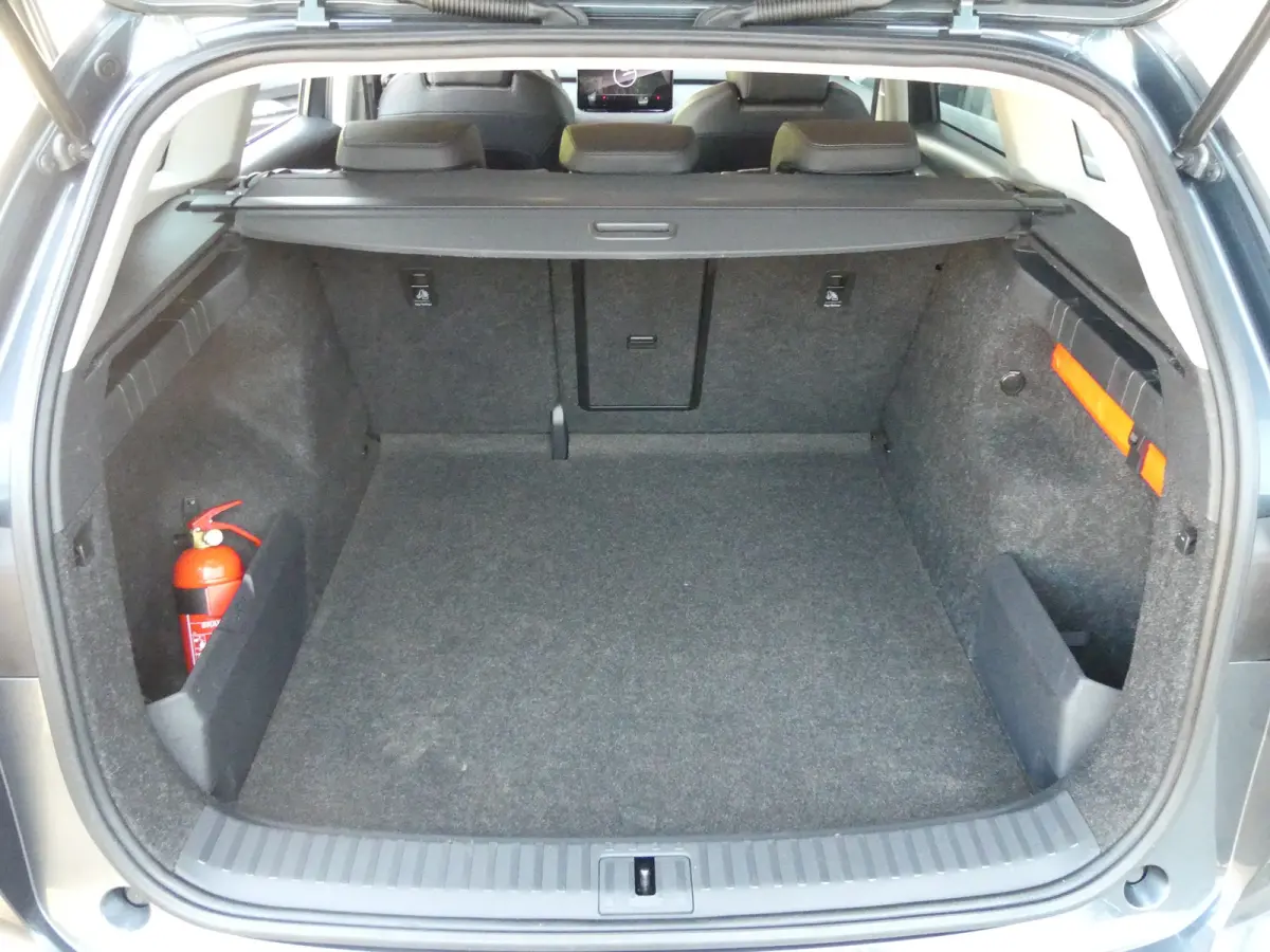 60 | SOH 91% | ADAPTIVE CRUISE | DODEHOEKDETECTIE | CAMERA | PARKEERSENSOREN V+A | STUURVERWARMING | APPLE CARPLAY / ANDROID AUTO | NAVI | LMV 20" |