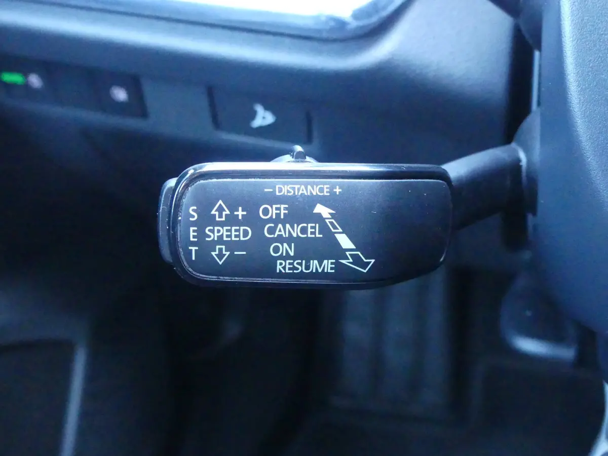 60 | SOH 91% | ADAPTIVE CRUISE | DODEHOEKDETECTIE | CAMERA | PARKEERSENSOREN V+A | STUURVERWARMING | APPLE CARPLAY / ANDROID AUTO | NAVI | LMV 20" |
