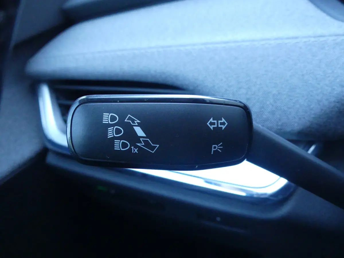 60 | SOH 91% | ADAPTIVE CRUISE | DODEHOEKDETECTIE | CAMERA | PARKEERSENSOREN V+A | STUURVERWARMING | APPLE CARPLAY / ANDROID AUTO | NAVI | LMV 20" |