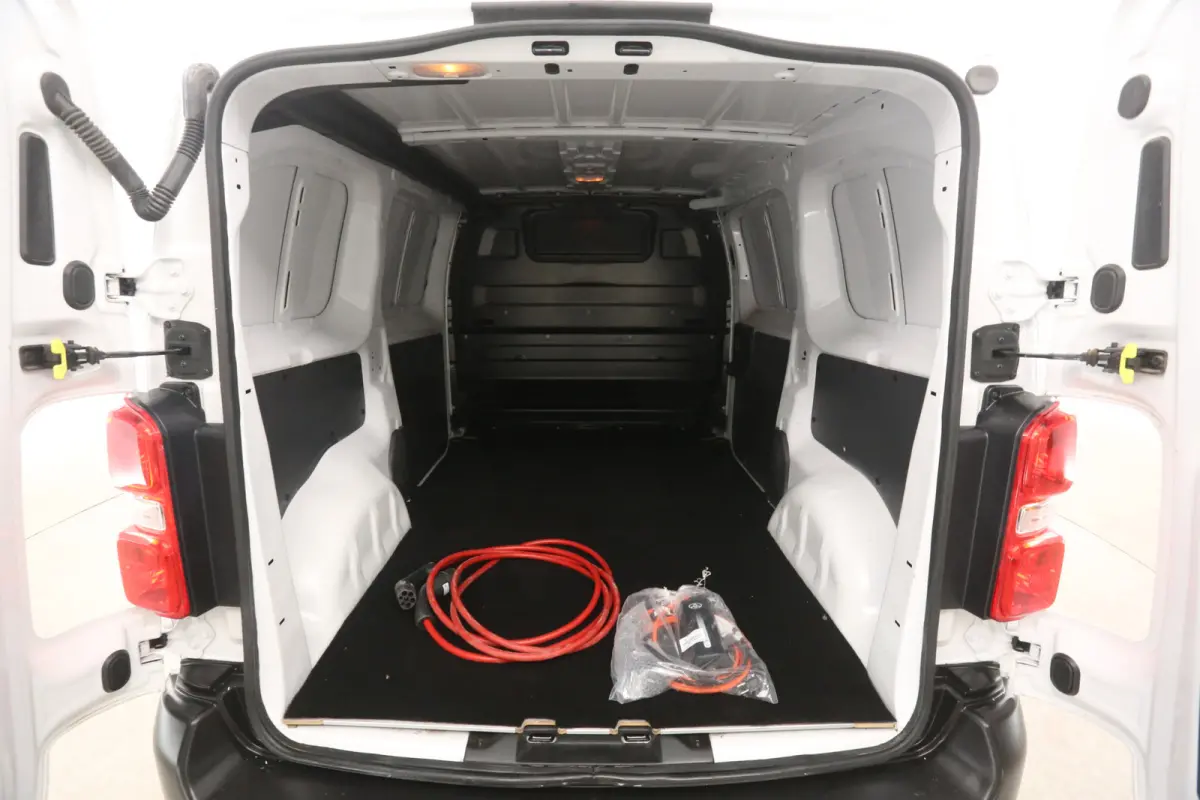Worker 75 kWh Extra Range L2H1 | Snelladen | SOH 99% | Airco | Cruise | Carplay | 3 Zits | Parkeersens.