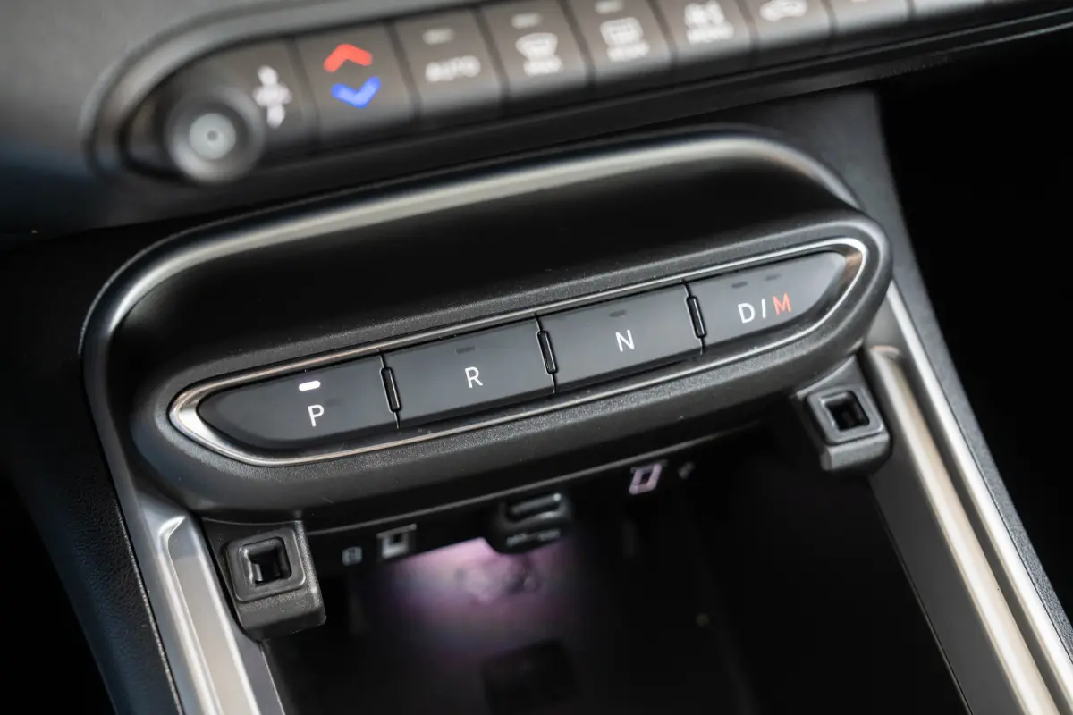 1.2 e-Hybrid Summit | Tot 8 Jaar Garantie | Navigatie | Camera | Elektrische Achterklep | Keyless | Apple Carplay & Android Auto | 18 Inch Lichtmetalen velgen |