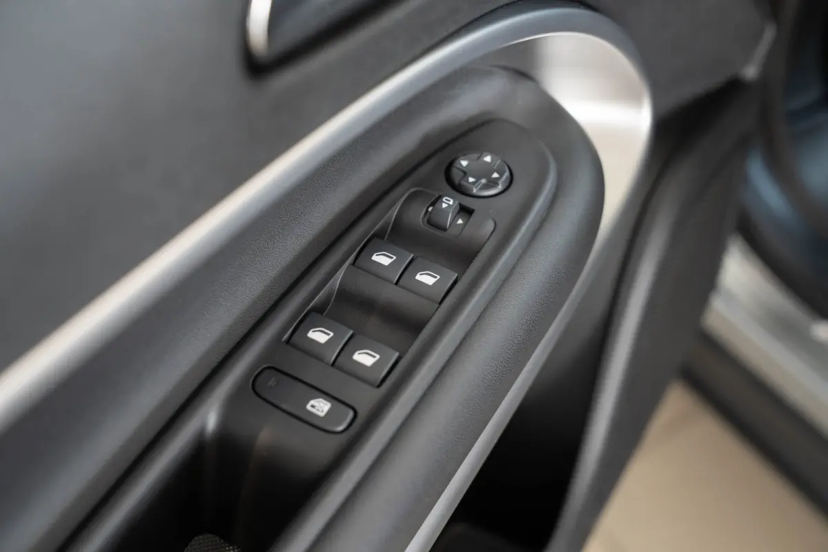 1.2 e-Hybrid Summit | Tot 8 Jaar Garantie | Navigatie | Camera | Elektrische Achterklep | Keyless | Apple Carplay & Android Auto | 18 Inch Lichtmetalen velgen |