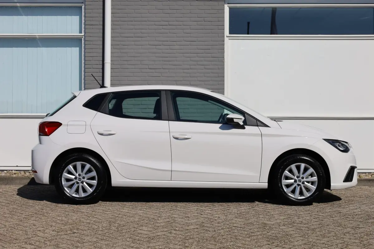 1.0 EcoTSI 95pk Style | All-Season banden | Full Link | PDC achter | Cruise control | Airconditioning