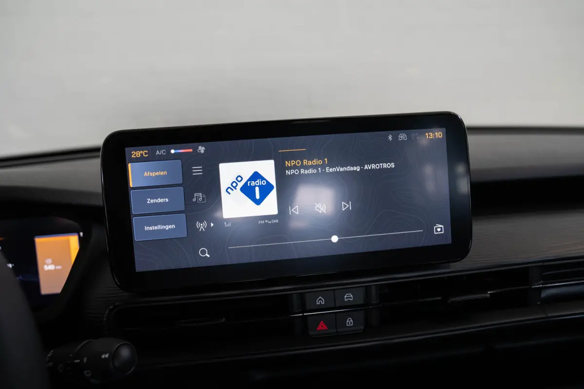 1.2 e-Hybrid Longitude | Navigatie | Parkeersensoren | Adaptive Cruise | Lichtmetalen velgen | LED | Digitaal display |