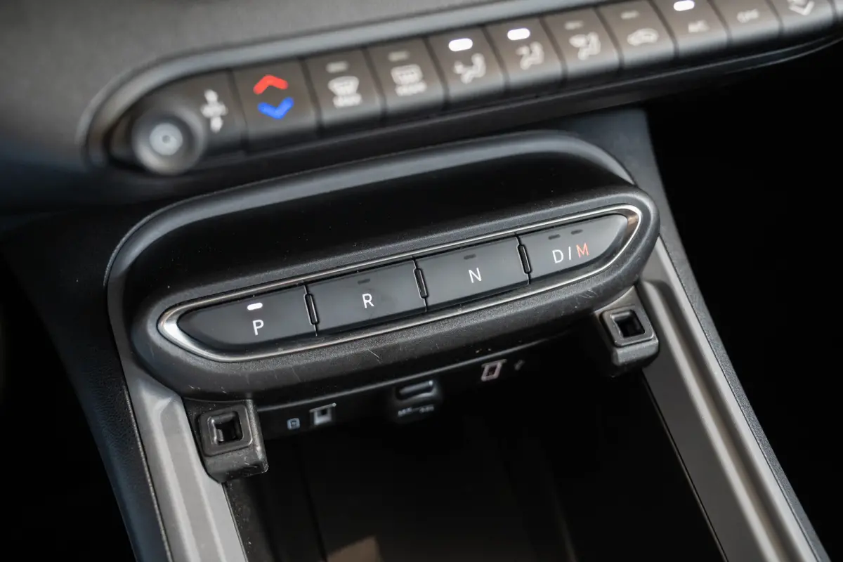 1.2 e-Hybrid Longitude | Navigatie | Parkeersensoren | Adaptive Cruise | Lichtmetalen velgen | LED | Digitaal display |