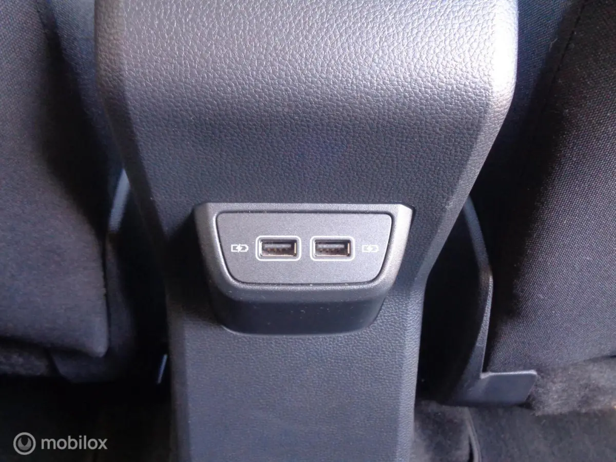1.0 TSI United 5 deurs/Airco/Ecc/PDC/Navi/Apple carplay/Lm velgen