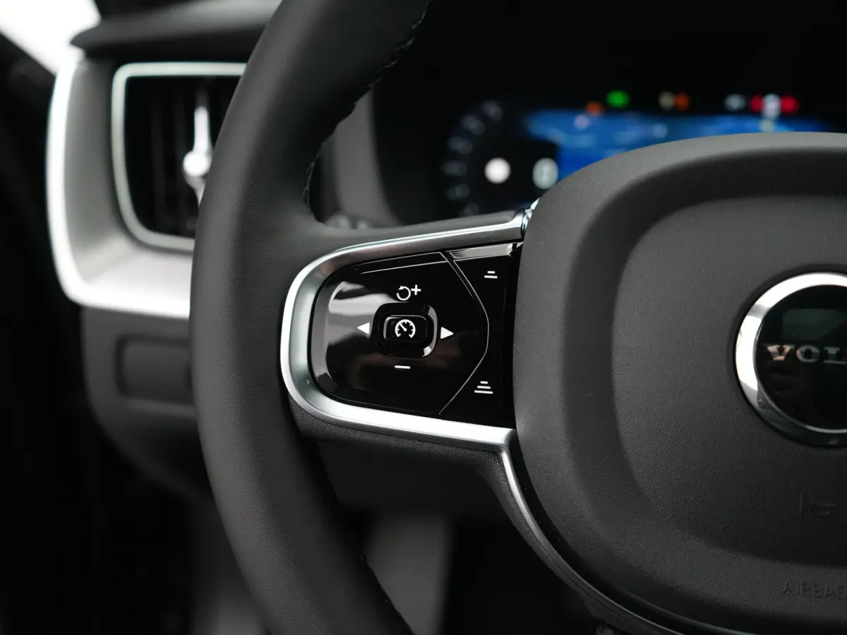 T6 Recharge AWD Plus Black Edition | Facelift | Head-Up | 360° Camera | Harman/Kardon | Sportstoel | 21" | Panoramadak