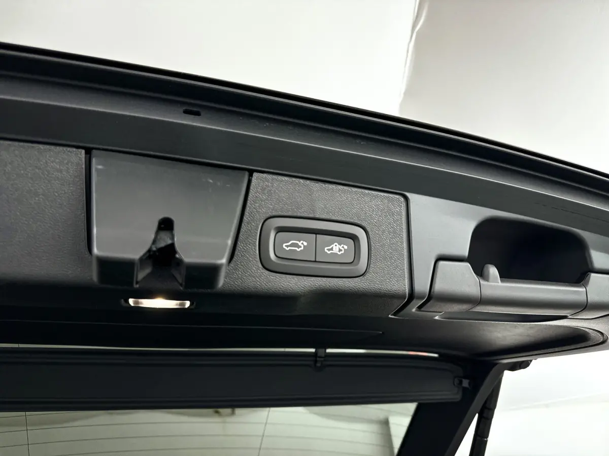 T6 Plug-in hybrid AWD Plus Black Edition | Panoramadak | 360° camera | Harman Kardon | Head-up display | Stoel- en stuurverwarming | Trekhaak