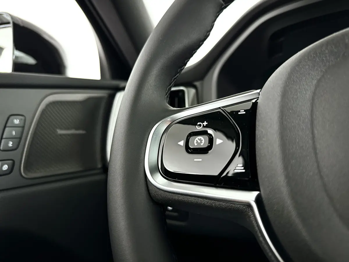 T6 Plug-in hybrid AWD Plus Black Edition | Panoramadak | 360° camera | Harman Kardon | Head-up display | Stoel- en stuurverwarming | Trekhaak