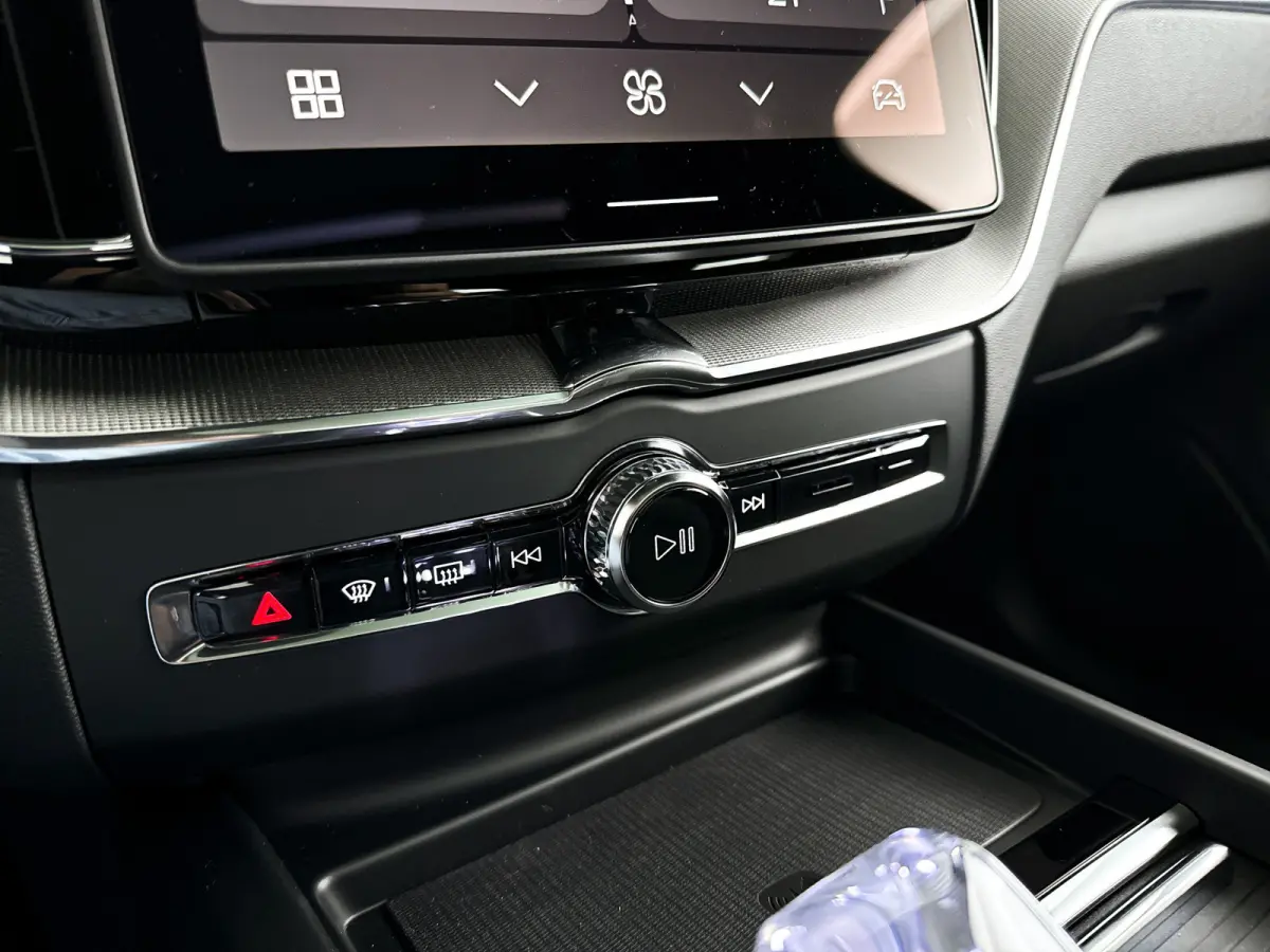 T6 Plug-in hybrid AWD Plus Black Edition | Panoramadak | 360° camera | Harman Kardon | Head-up display | Stoel- en stuurverwarming | Trekhaak