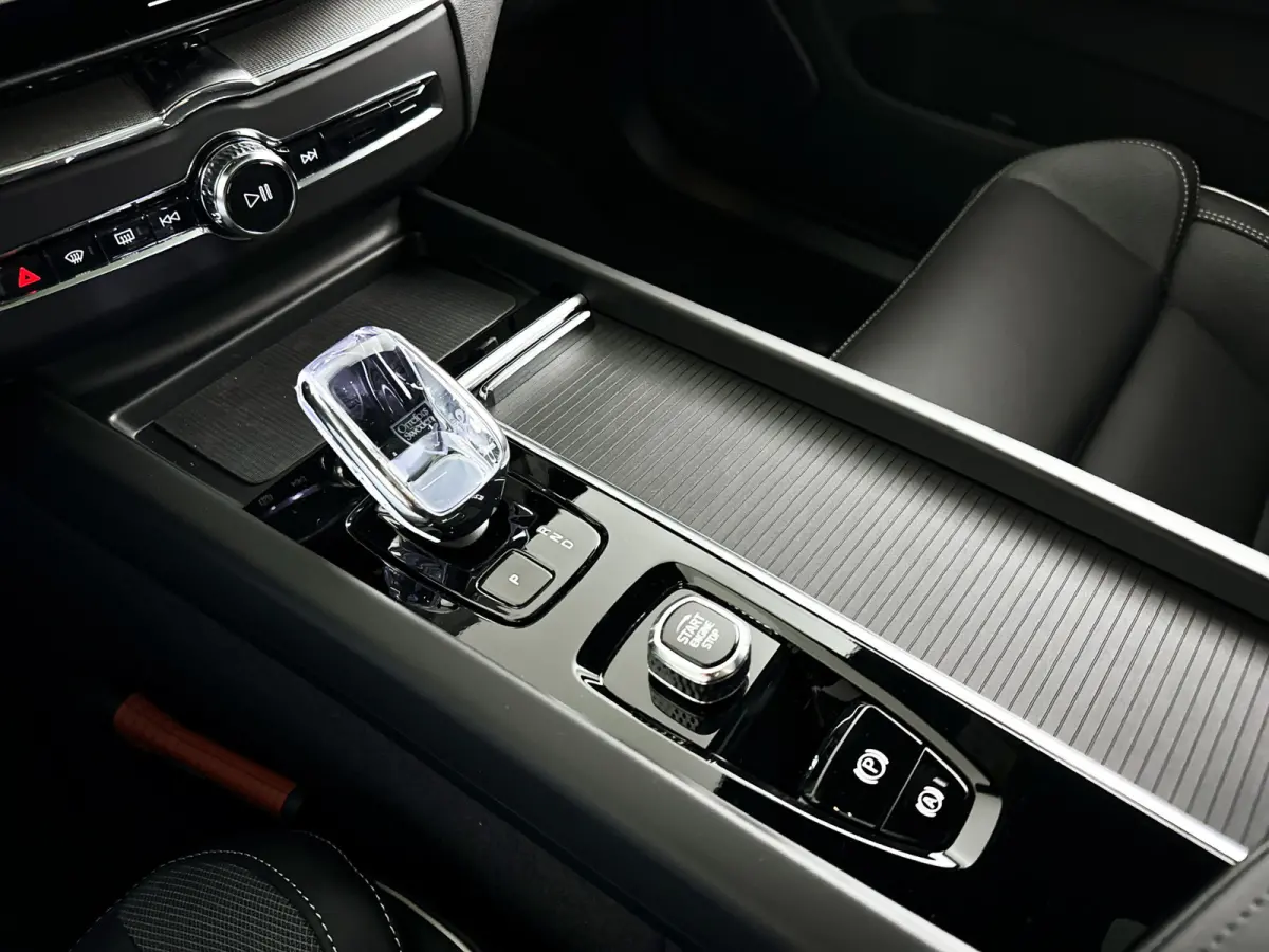 T6 Plug-in hybrid AWD Plus Black Edition | Panoramadak | 360° camera | Harman Kardon | Head-up display | Stoel- en stuurverwarming | Trekhaak