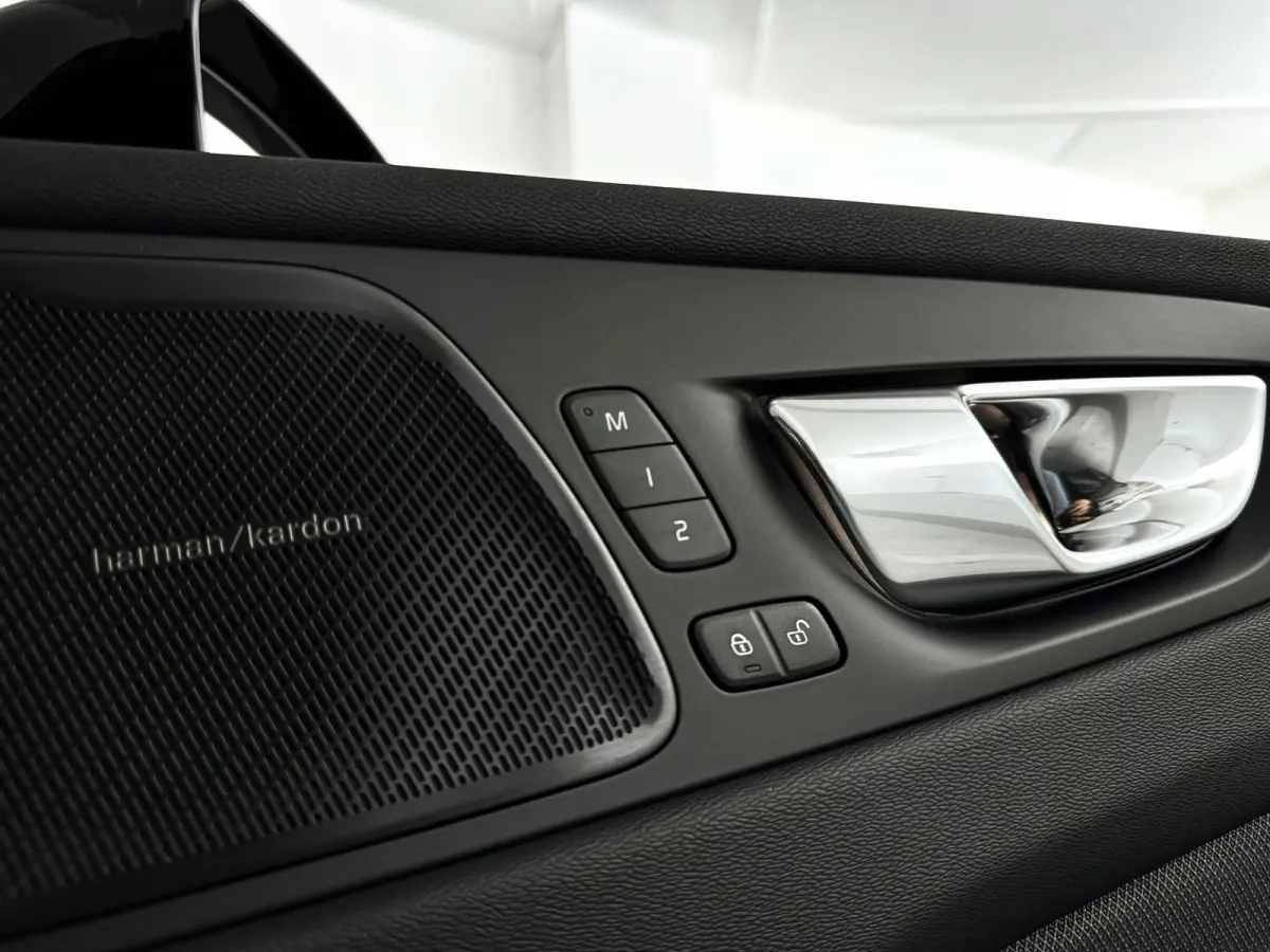 T6 Plug-in hybrid AWD Plus Black Edition | Panoramadak | 360° camera | Harman Kardon | Head-up display | Stoel- en stuurverwarming | Trekhaak