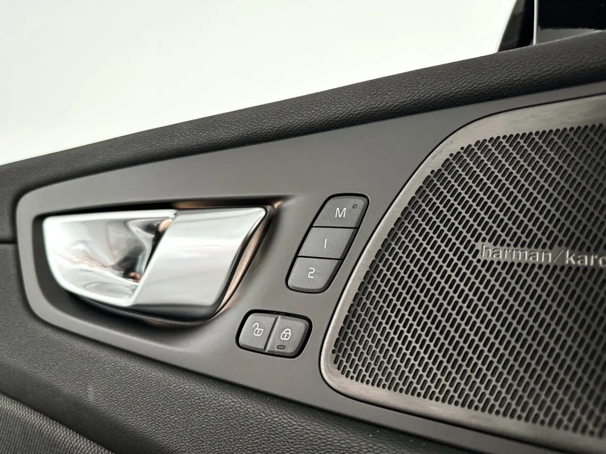 T6 Plug-in hybrid AWD Plus Black Edition | Panoramadak | 360° camera | Harman Kardon | Head-up display | Stoel- en stuurverwarming | Trekhaak