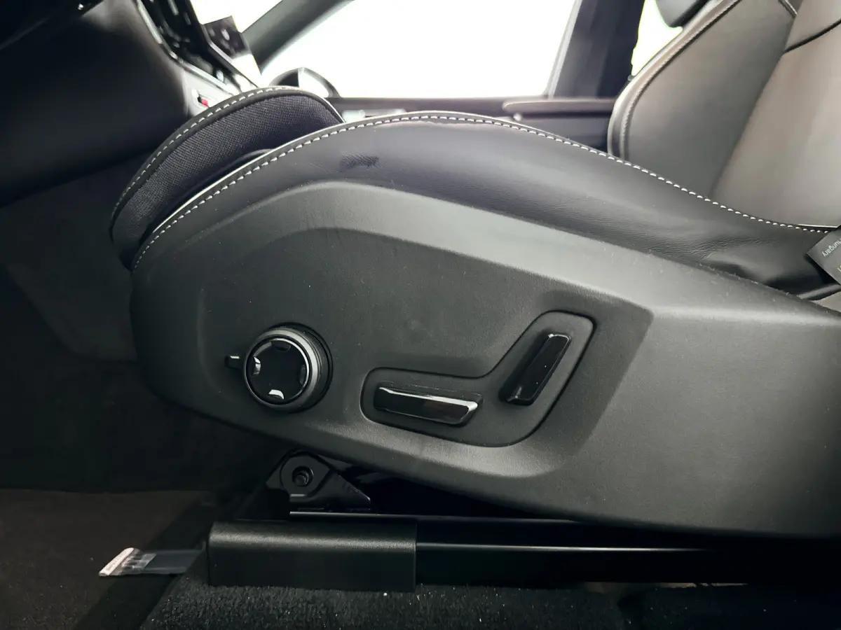 T6 Plug-in hybrid AWD Plus Black Edition | Panoramadak | 360° camera | Harman Kardon | Head-up display | Stoel- en stuurverwarming | Trekhaak