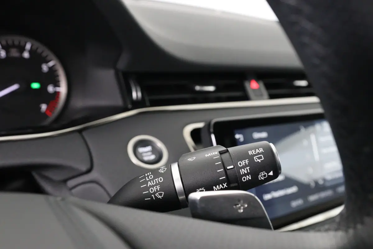 1.5 P300e AWD R-Dynamic HSE | SOH 96% | Panoramadak | Meridian | Adaptive Cruise | 360 Camera | Stoel-/Stuurverwarming | Elektr stoel + Mem | HUD | Full Led | Dealer Onderhouden