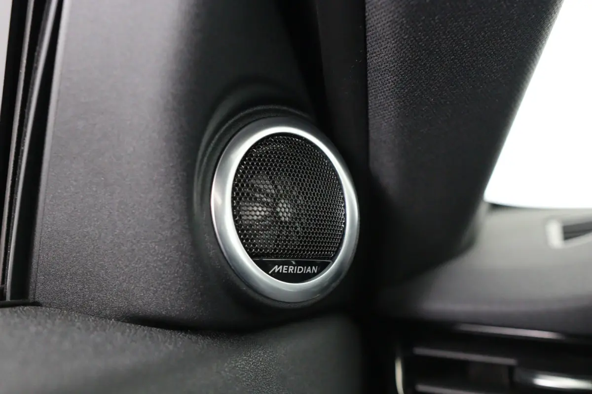 1.5 P300e AWD R-Dynamic HSE | SOH 96% | Panoramadak | Meridian | Adaptive Cruise | 360 Camera | Stoel-/Stuurverwarming | Elektr stoel + Mem | HUD | Full Led | Dealer Onderhouden