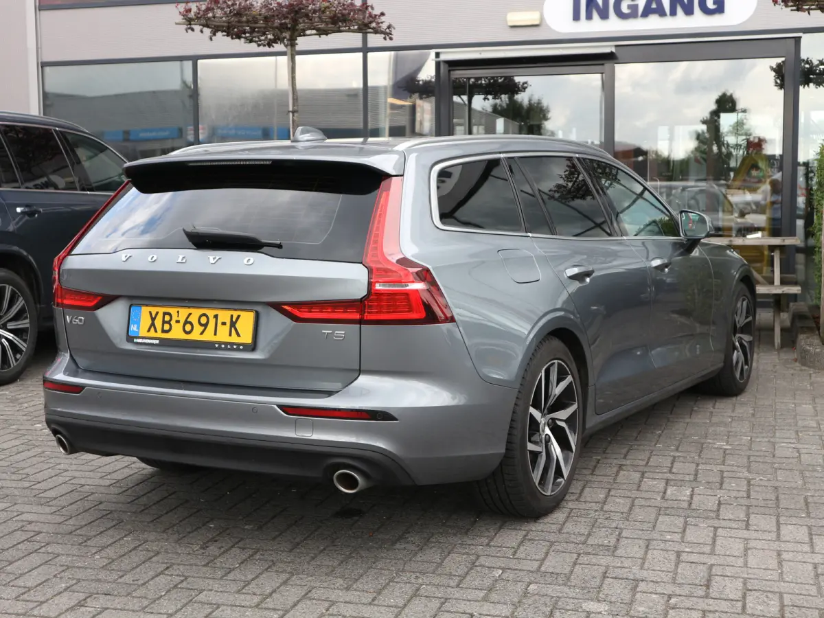 2.0 T5 Momentum 251 PK NIEUWE MODEL LED LEER NAVI CLIMA NL AUTO