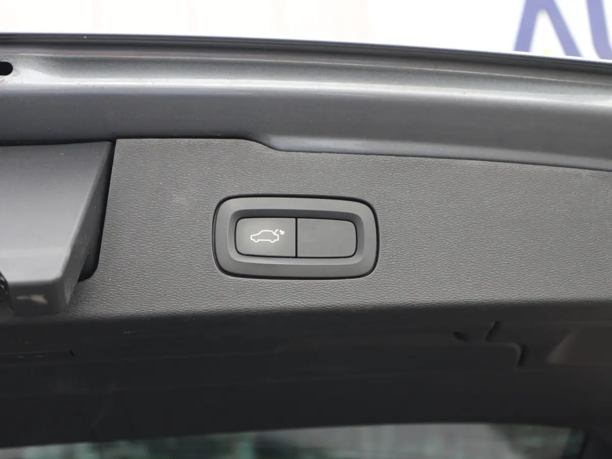 2.0 T5 Momentum 251 PK NIEUWE MODEL LED LEER NAVI CLIMA NL AUTO
