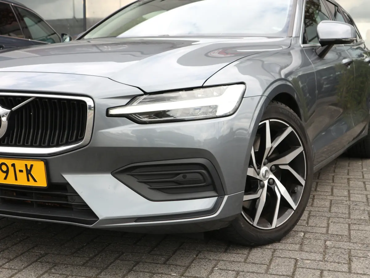 2.0 T5 Momentum 251 PK NIEUWE MODEL LED LEER NAVI CLIMA NL AUTO