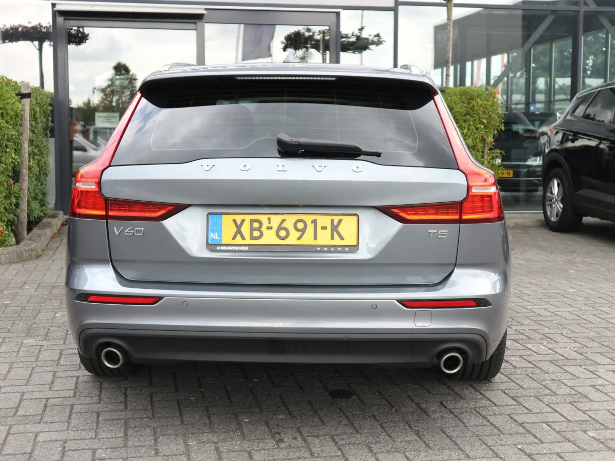 2.0 T5 Momentum 251 PK NIEUWE MODEL LED LEER NAVI CLIMA NL AUTO