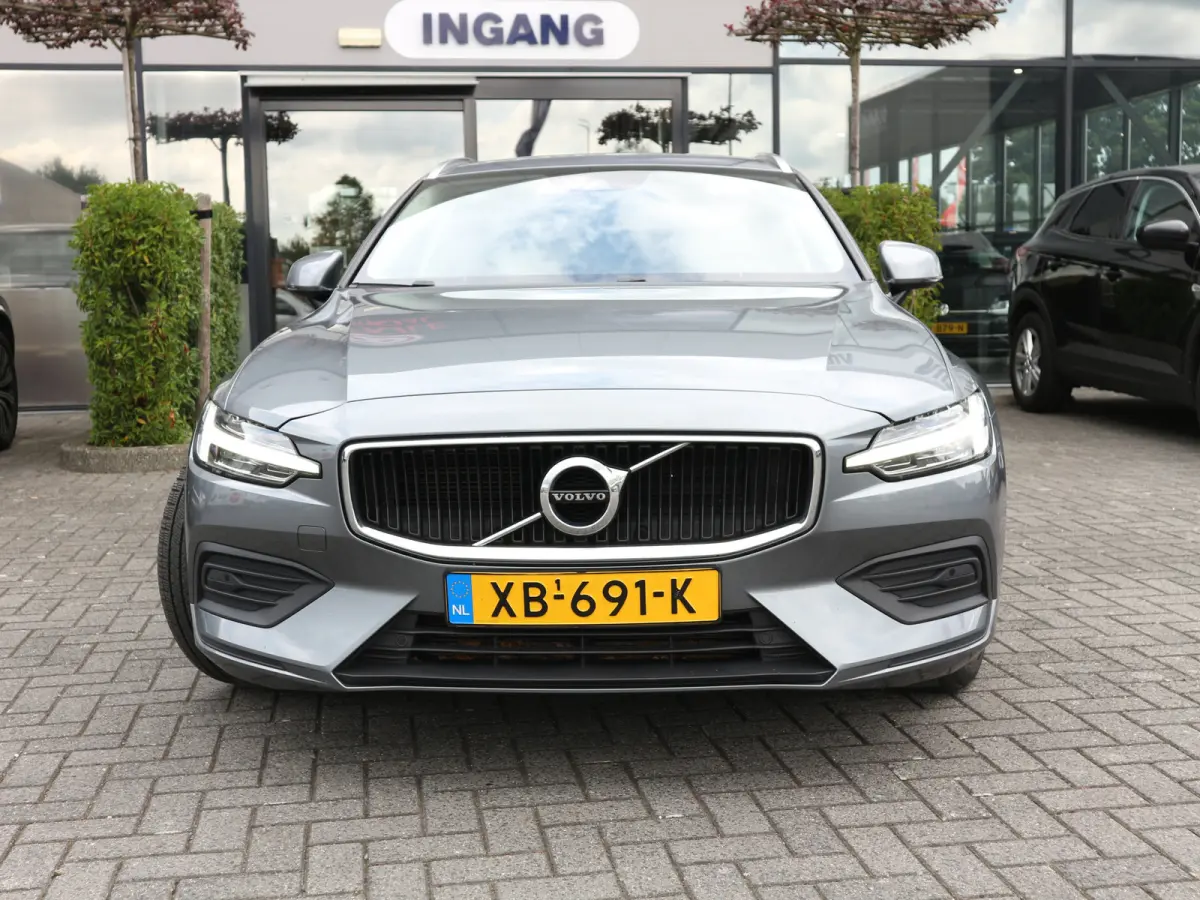 2.0 T5 Momentum 251 PK NIEUWE MODEL LED LEER NAVI CLIMA NL AUTO