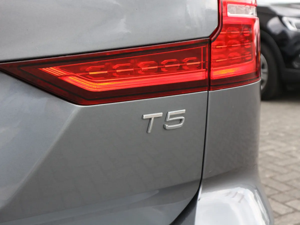 2.0 T5 Momentum 251 PK NIEUWE MODEL LED LEER NAVI CLIMA NL AUTO