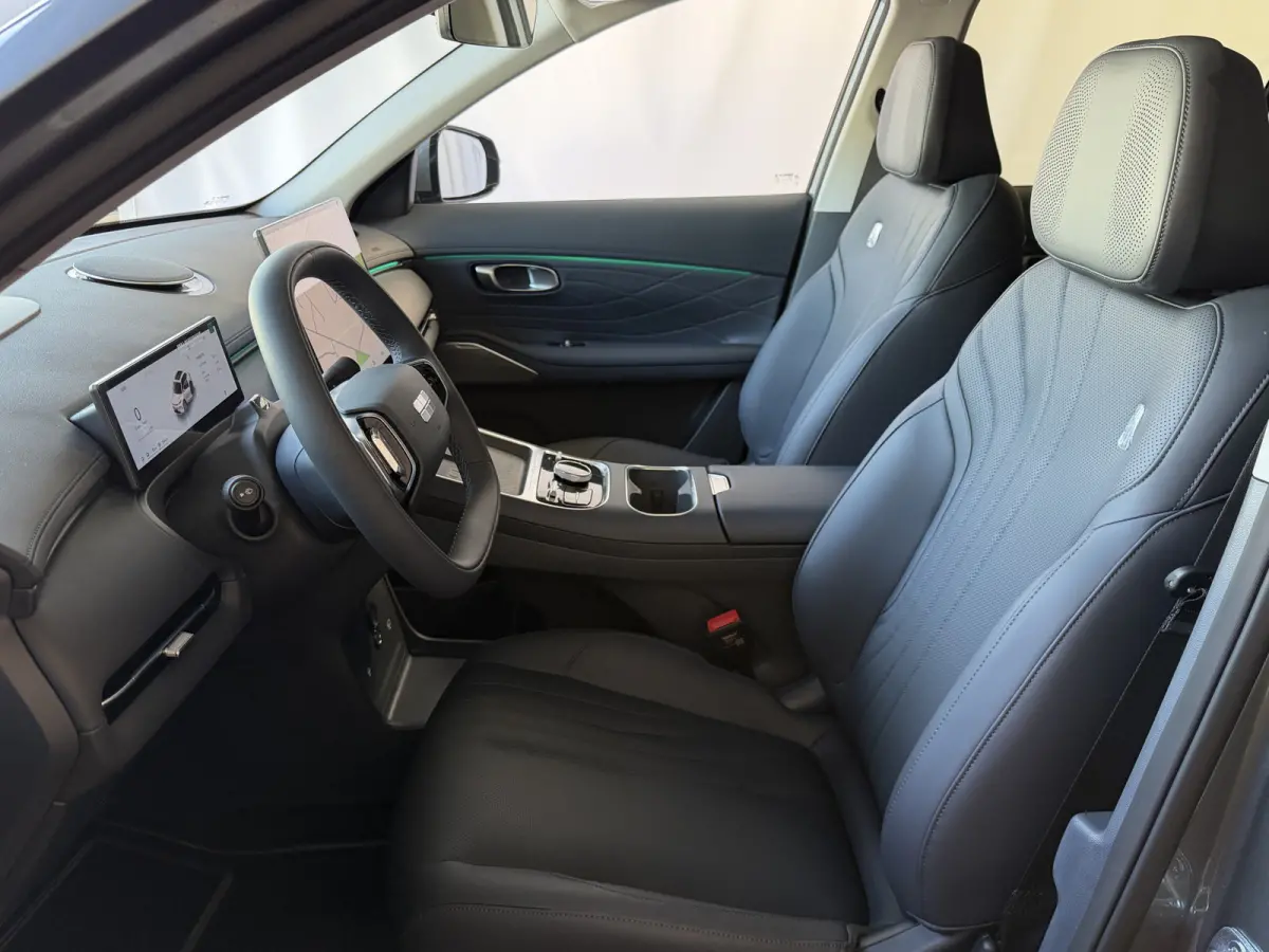 MAX+ PHEV LONG RANGE NIEUWE AUTO | 29,8 kWh ACCU | 136 KM WLTP | PANORAMADAK | STOELVERWARMING/KOELING | LEER | MET MASSAGE Geely Wijchen