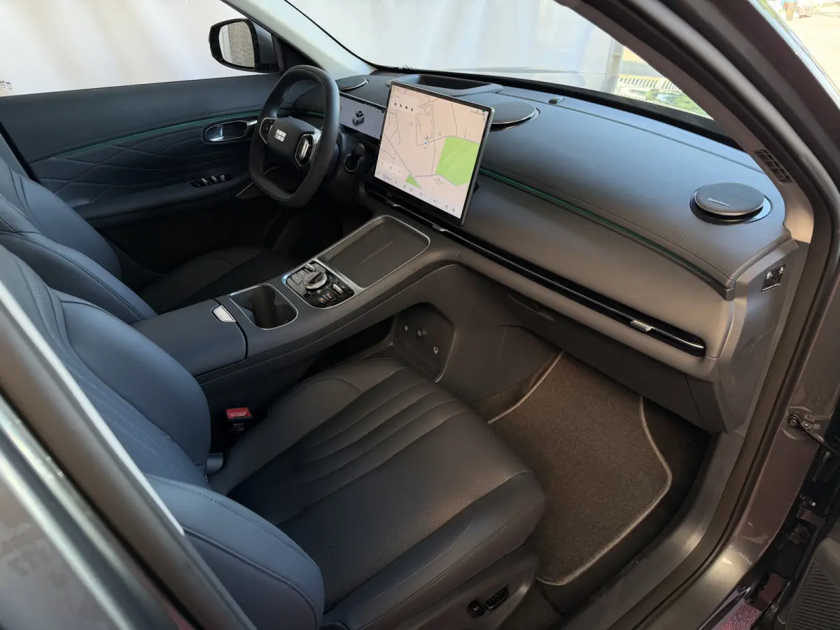 MAX+ PHEV LONG RANGE NIEUWE AUTO | 29,8 kWh ACCU | 136 KM WLTP | PANORAMADAK | STOELVERWARMING/KOELING | LEER | MET MASSAGE Geely Wijchen