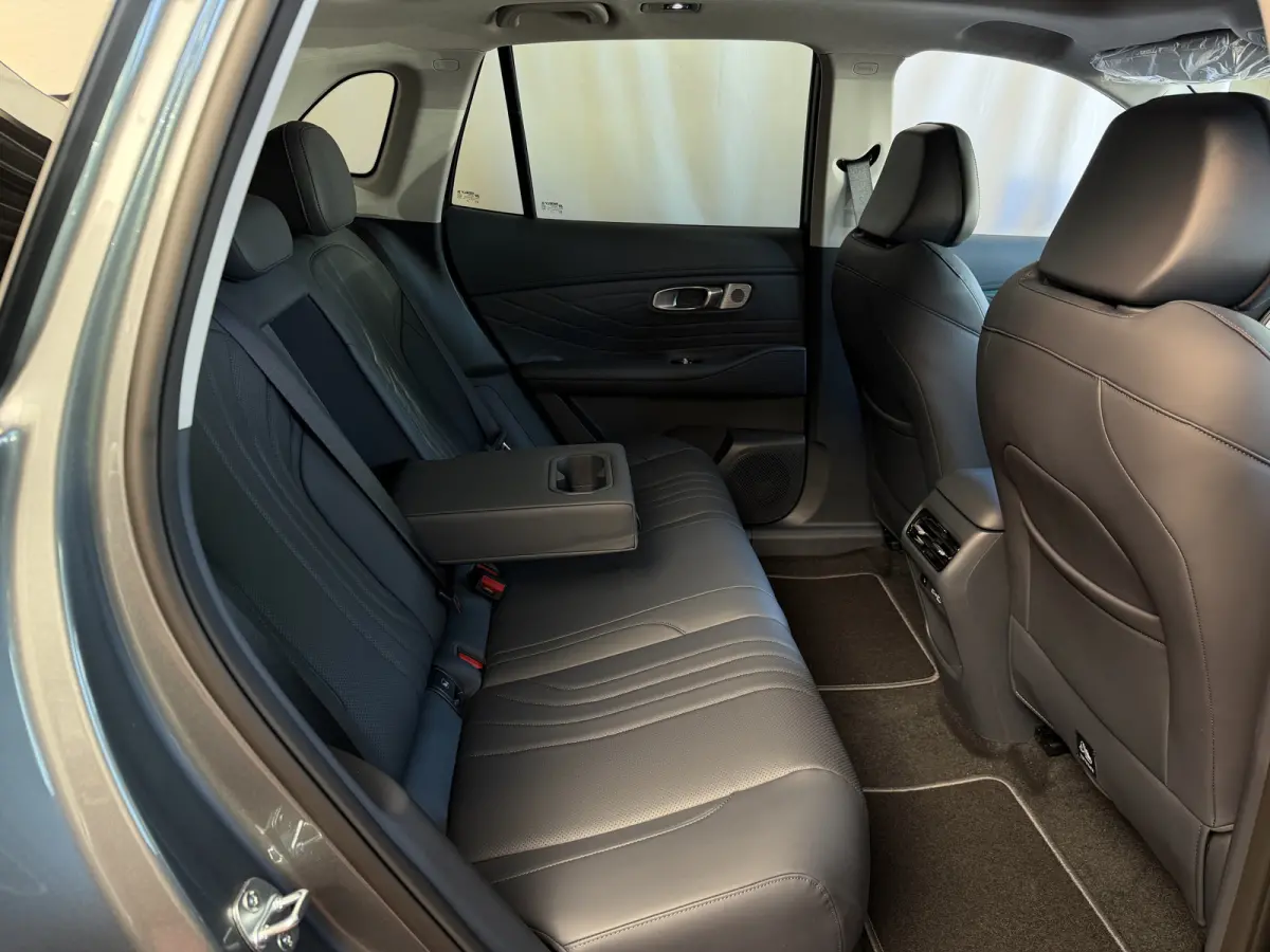 MAX+ PHEV LONG RANGE NIEUWE AUTO | 29,8 kWh ACCU | 136 KM WLTP | PANORAMADAK | STOELVERWARMING/KOELING | LEER | MET MASSAGE Geely Wijchen