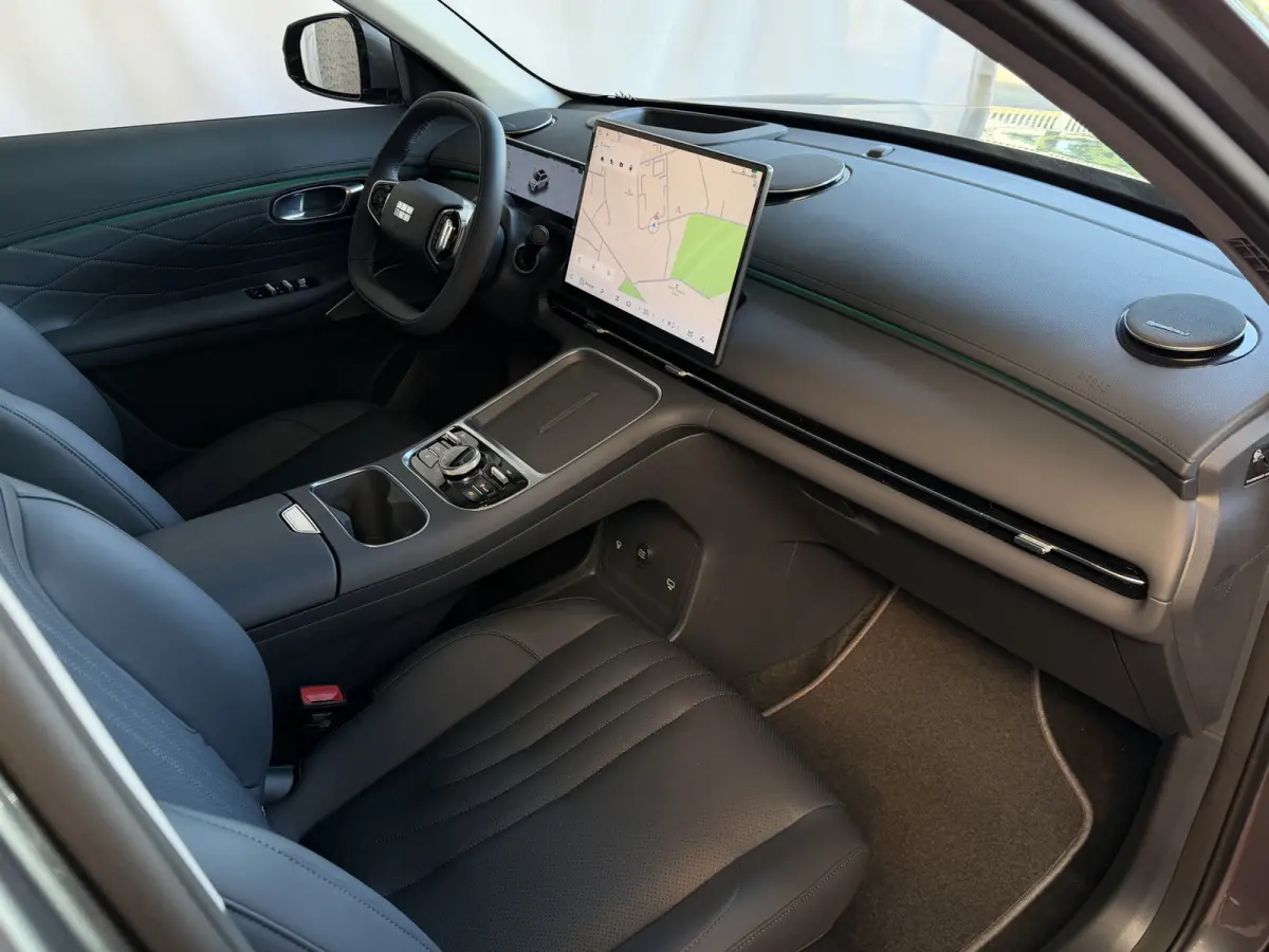 MAX+ PHEV LONG RANGE NIEUWE AUTO | 29,8 kWh ACCU | 136 KM WLTP | PANORAMADAK | STOELVERWARMING/KOELING | LEER | MET MASSAGE Geely Wijchen