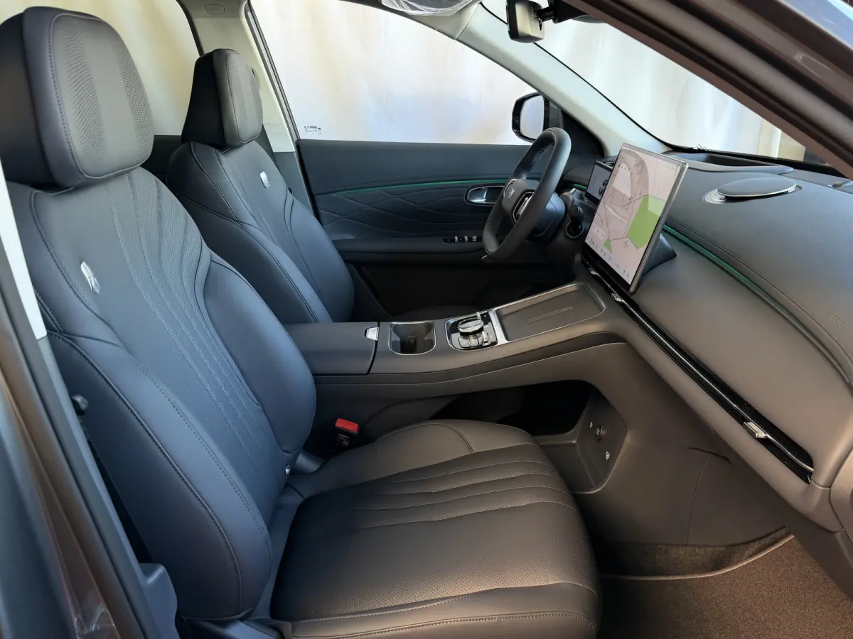 MAX+ PHEV LONG RANGE NIEUWE AUTO | 29,8 kWh ACCU | 136 KM WLTP | PANORAMADAK | STOELVERWARMING/KOELING | LEER | MET MASSAGE Geely Wijchen