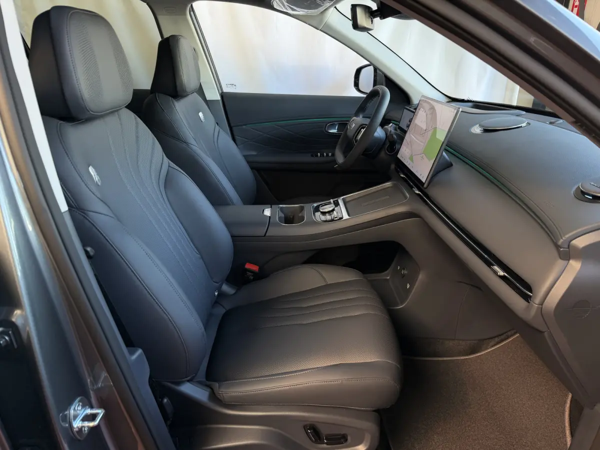 MAX+ PHEV LONG RANGE NIEUWE AUTO | 29,8 kWh ACCU | 136 KM WLTP | PANORAMADAK | STOELVERWARMING/KOELING | LEER | MET MASSAGE Geely Wijchen