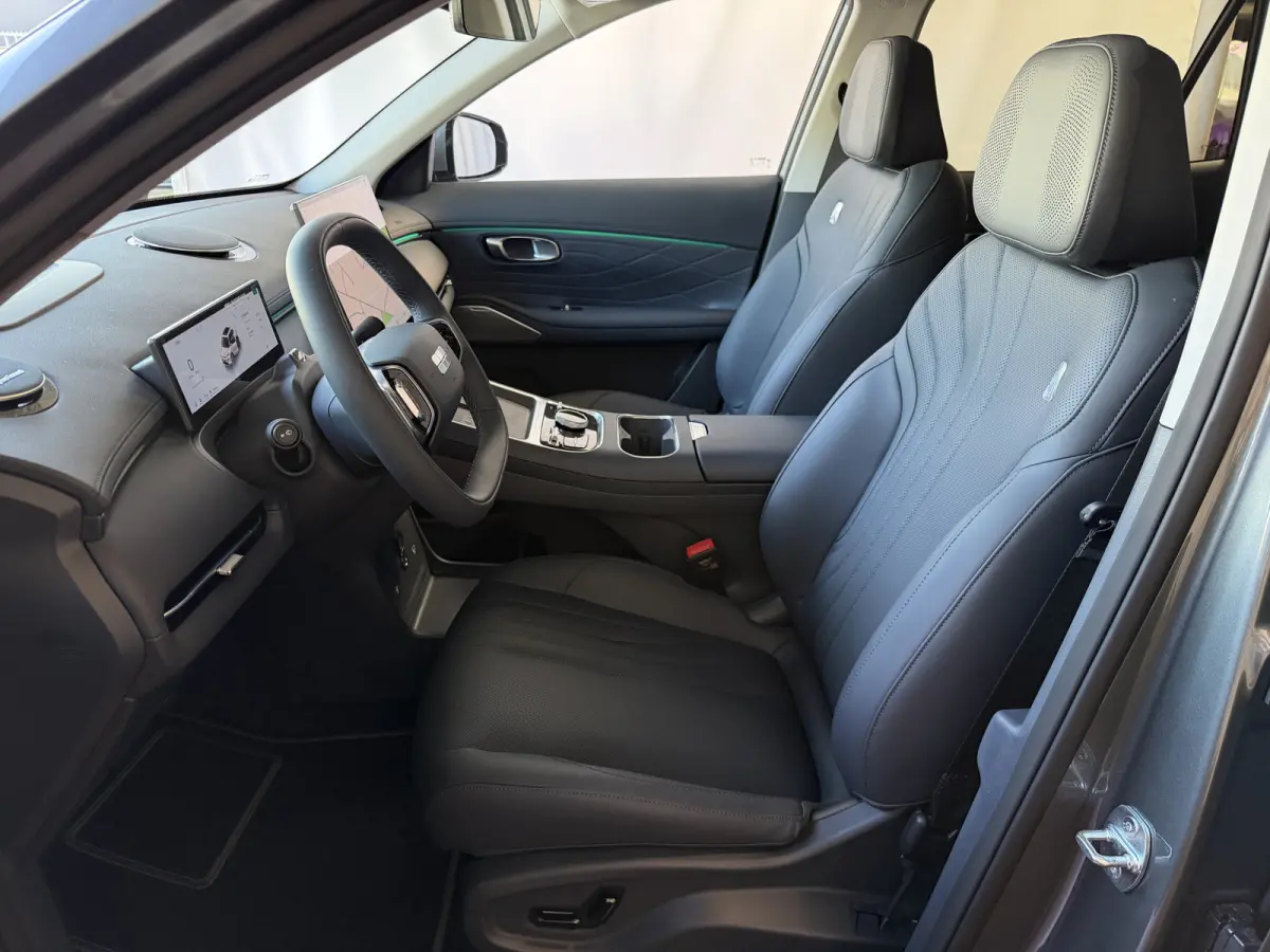 MAX+ PHEV LONG RANGE NIEUWE AUTO | 29,8 kWh ACCU | 136 KM WLTP | PANORAMADAK | STOELVERWARMING/KOELING | LEER | MET MASSAGE Geely Wijchen