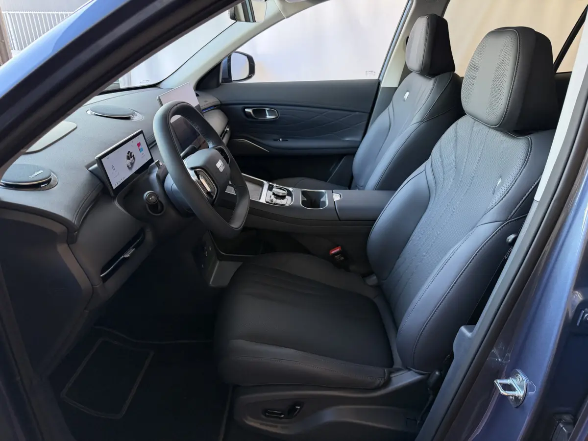 MAX+ PHEV LONG RANGE NIEUWE AUTO | 29,8 kWh ACCU | 136 KM WLTP | PANORAMADAK | STOELVERWARMING/KOELING | LEER | MET MASSAGE Geely Wijchen