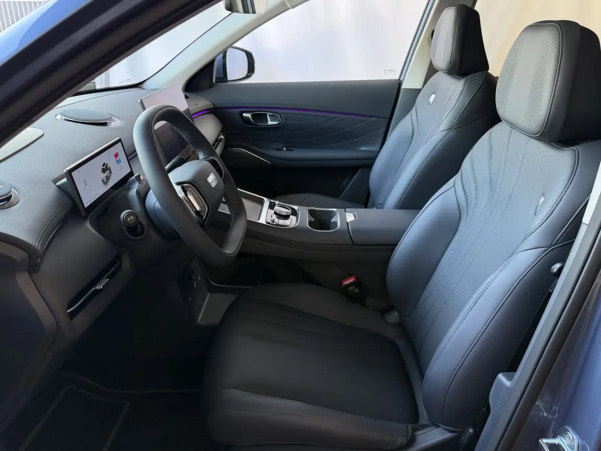 MAX+ PHEV LONG RANGE NIEUWE AUTO | 29,8 kWh ACCU | 136 KM WLTP | PANORAMADAK | STOELVERWARMING/KOELING | LEER | MET MASSAGE Geely Wijchen