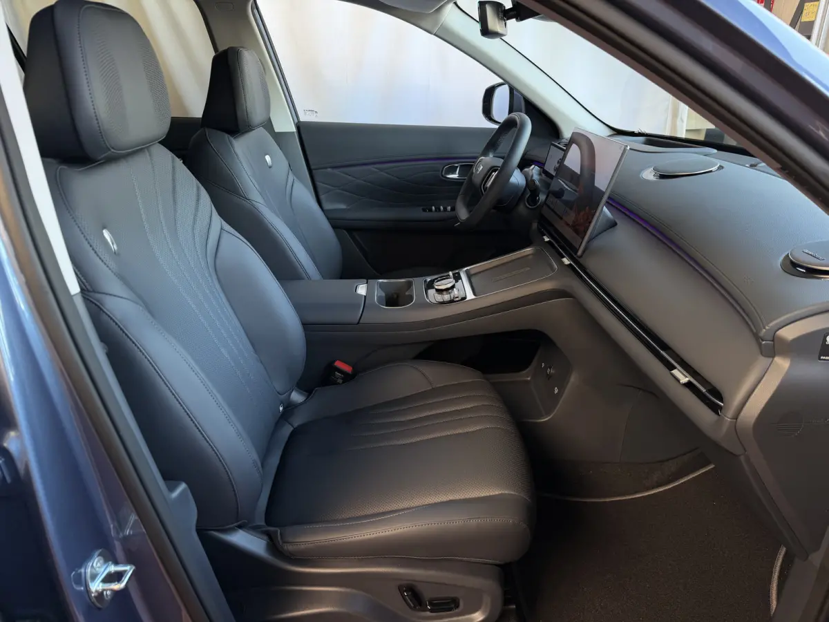 MAX+ PHEV LONG RANGE NIEUWE AUTO | 29,8 kWh ACCU | 136 KM WLTP | PANORAMADAK | STOELVERWARMING/KOELING | LEER | MET MASSAGE Geely Wijchen