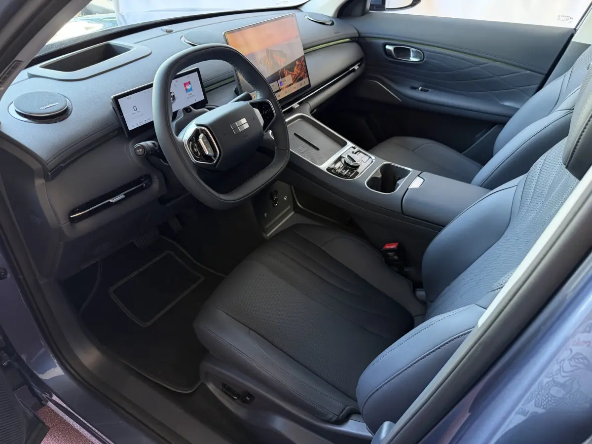 MAX+ PHEV LONG RANGE NIEUWE AUTO | 29,8 kWh ACCU | 136 KM WLTP | PANORAMADAK | STOELVERWARMING/KOELING | LEER | MET MASSAGE Geely Wijchen