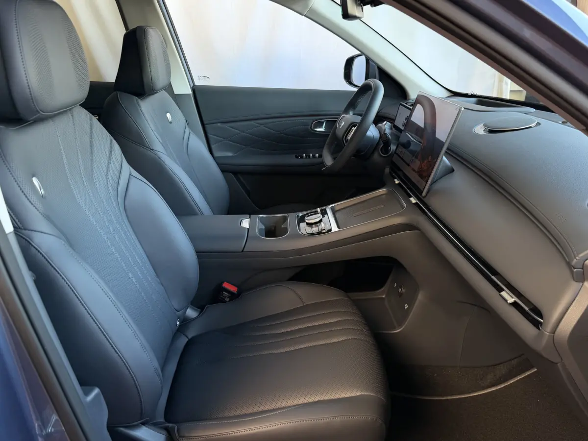 MAX+ PHEV LONG RANGE NIEUWE AUTO | 29,8 kWh ACCU | 136 KM WLTP | PANORAMADAK | STOELVERWARMING/KOELING | LEER | MET MASSAGE Geely Wijchen
