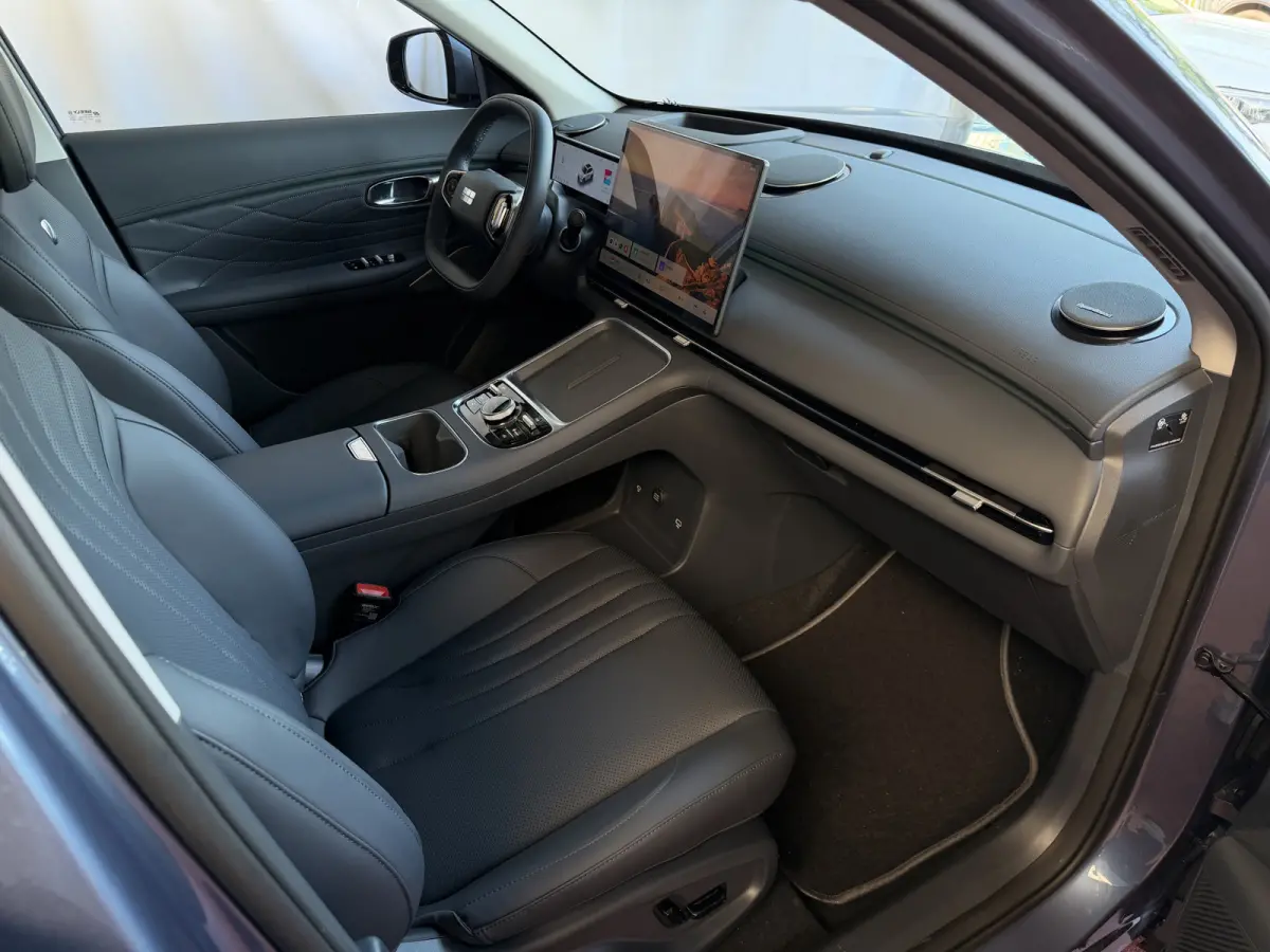 MAX+ PHEV LONG RANGE NIEUWE AUTO | 29,8 kWh ACCU | 136 KM WLTP | PANORAMADAK | STOELVERWARMING/KOELING | LEER | MET MASSAGE Geely Wijchen