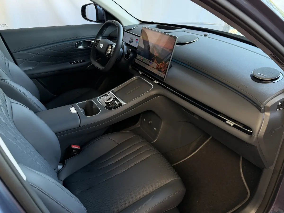 MAX+ PHEV LONG RANGE NIEUWE AUTO | 29,8 kWh ACCU | 136 KM WLTP | PANORAMADAK | STOELVERWARMING/KOELING | LEER | MET MASSAGE Geely Wijchen