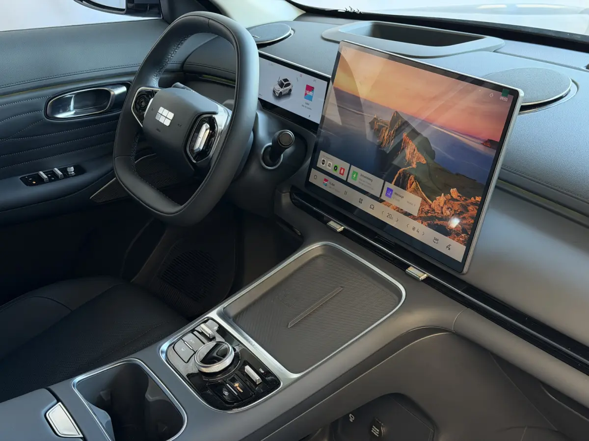 MAX+ PHEV LONG RANGE NIEUWE AUTO | 29,8 kWh ACCU | 136 KM WLTP | PANORAMADAK | STOELVERWARMING/KOELING | LEER | MET MASSAGE Geely Wijchen