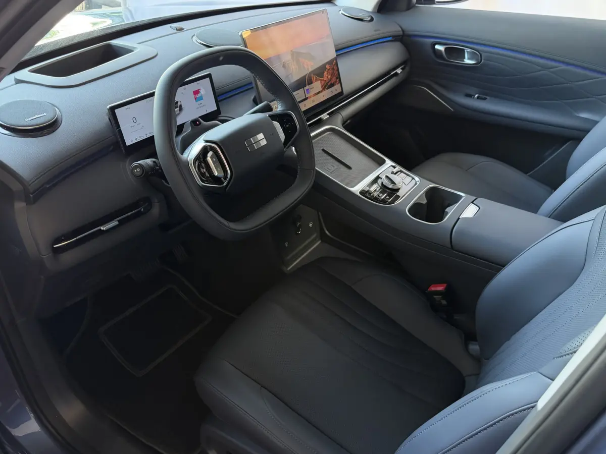 MAX+ PHEV LONG RANGE NIEUWE AUTO | 29,8 kWh ACCU | 136 KM WLTP | PANORAMADAK | STOELVERWARMING/KOELING | LEER | MET MASSAGE Geely Wijchen