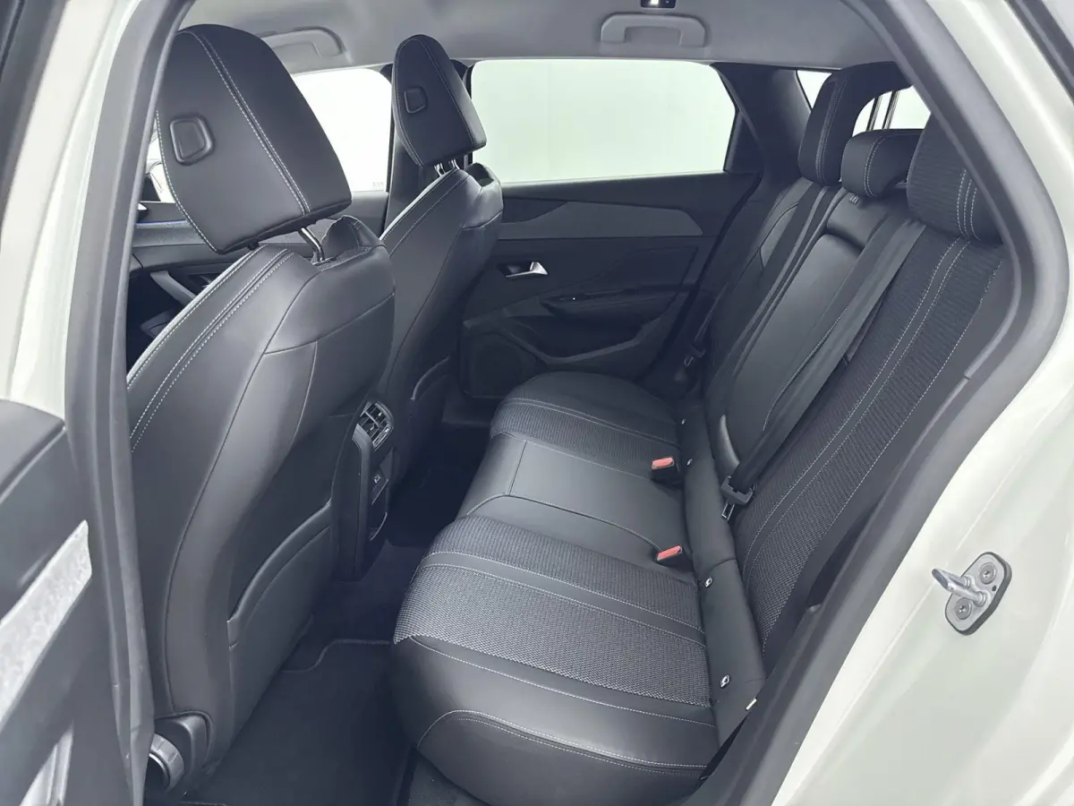 130pk Allure Pack Business | Navigatie | CarPlay | Adaptieve Cruise Control | All Season Banden | 360 Camera